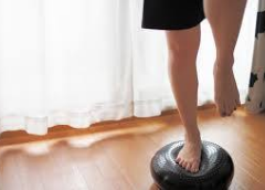 バランスディスクを使って片足づつ立って体幹を鍛える